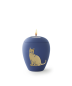Preview: Katzenurne aus Keramik mit samtiger Oberfläche und goldenem Katzen-Relief, einmal geschlossen und einmal mit brennendem Gedenklicht.