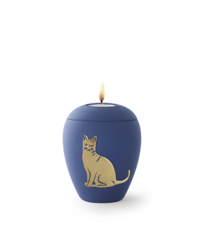 Katzenurne aus Keramik mit samtiger Oberfläche und goldenem Katzen-Relief, einmal geschlossen und einmal mit brennendem Gedenklicht.