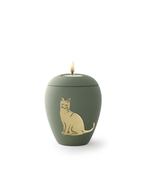 Das Bild zeigt zwei Varianten der Katzenurne "Siena" . Die linke Urne ist bündig mit einem Deckel geschlossen, während die rechte Urne im Deckel eine Vertiefung für ein brennendes Teelicht besitzt. Beide Urnen haben eine matte, samtig wirkende Oberfläche.