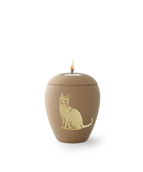 Das Bild zeigt zwei Varianten der Katzenurne "Siena" . Die linke Urne ist bündig mit einem Deckel geschlossen, während die rechte Urne im Deckel eine Vertiefung für ein brennendes Teelicht besitzt. Beide Urnen haben eine matte, samtig wirkende Oberfläche.