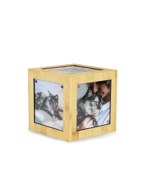 Moderne Bambus-Tierurne mit charakteristischer Holzstruktur und 5 Fotofeldern.