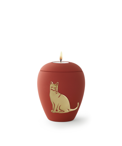 Katzenurne aus Keramik mit samtiger Oberfläche und goldenem Katzen-Relief, einmal geschlossen und einmal mit brennendem Gedenklicht.
