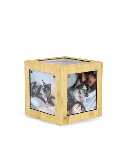 Moderne Bambus-Tierurne mit charakteristischer Holzstruktur und 5 Fotofeldern.